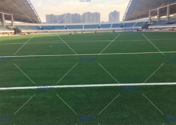 عشب صناعي عالي الكثافة بارتفاع 55 مم معتمد من FIFA لملاعب كرة القدم ذات الصيانة المنخفضة