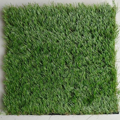العشب الاصطناعي ذو الكثافة العالية الصديقة للبيئة غير المملوء 40 مم مع العشب المنحني عالي Dtex المستخدم للمساحات الرياضية
