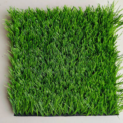 مضاد للحريق متعددة الأغراض الخضراء الاصطناعية العشب المزيف 12000 Dtex 8820 الكثافة المستخدمة للملاعب الرياضية في الهواء الطلق