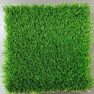 العشب المنحني المستقيم الحرير المختلط 16200 Dtex المناظر الطبيعية العشب الاصطناعي للاسترخاء والديكور مع ارتفاع 45 مم