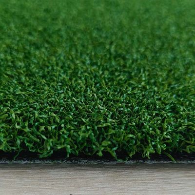 العشب الاصطناعي للجولف ذو ارتفاع 17 ملم ارتفاع الكتلة الكثافة العالية و ملصق PU للخضار الاصطناعية