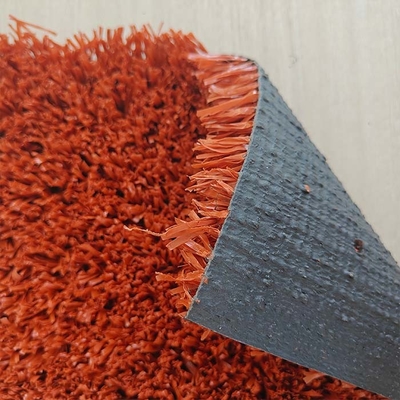 الطوب الأحمر التنس العشب الاصطناعي 6300 Dtex 25mm شبكة العشب متعددة الوظائف الحفاظ المنخفض