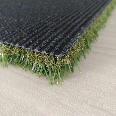 PU الملصق 28mm 13800 Dtex المناظر الطبيعية العشب الاصطناعي مضاعف PP شرفات خلفية الحديقة الديكورات مقاومة الأشعة فوق البنفسجية صيانة منخفضة