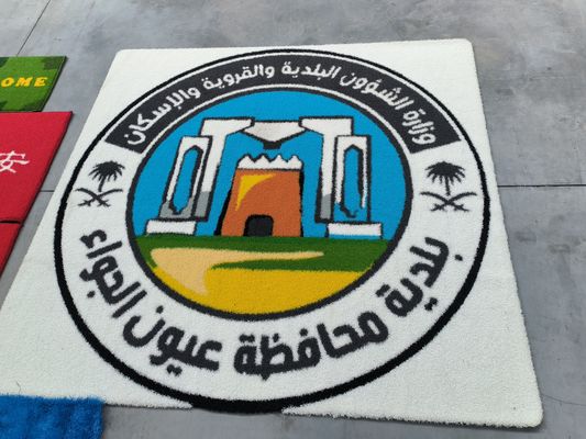 نمط شعار قابل للتخصيص العشب الاصطناعي العشب الاصطناعي مع مقاومة فائقة للحريق ومقاومة الأشعة فوق البنفسجية
